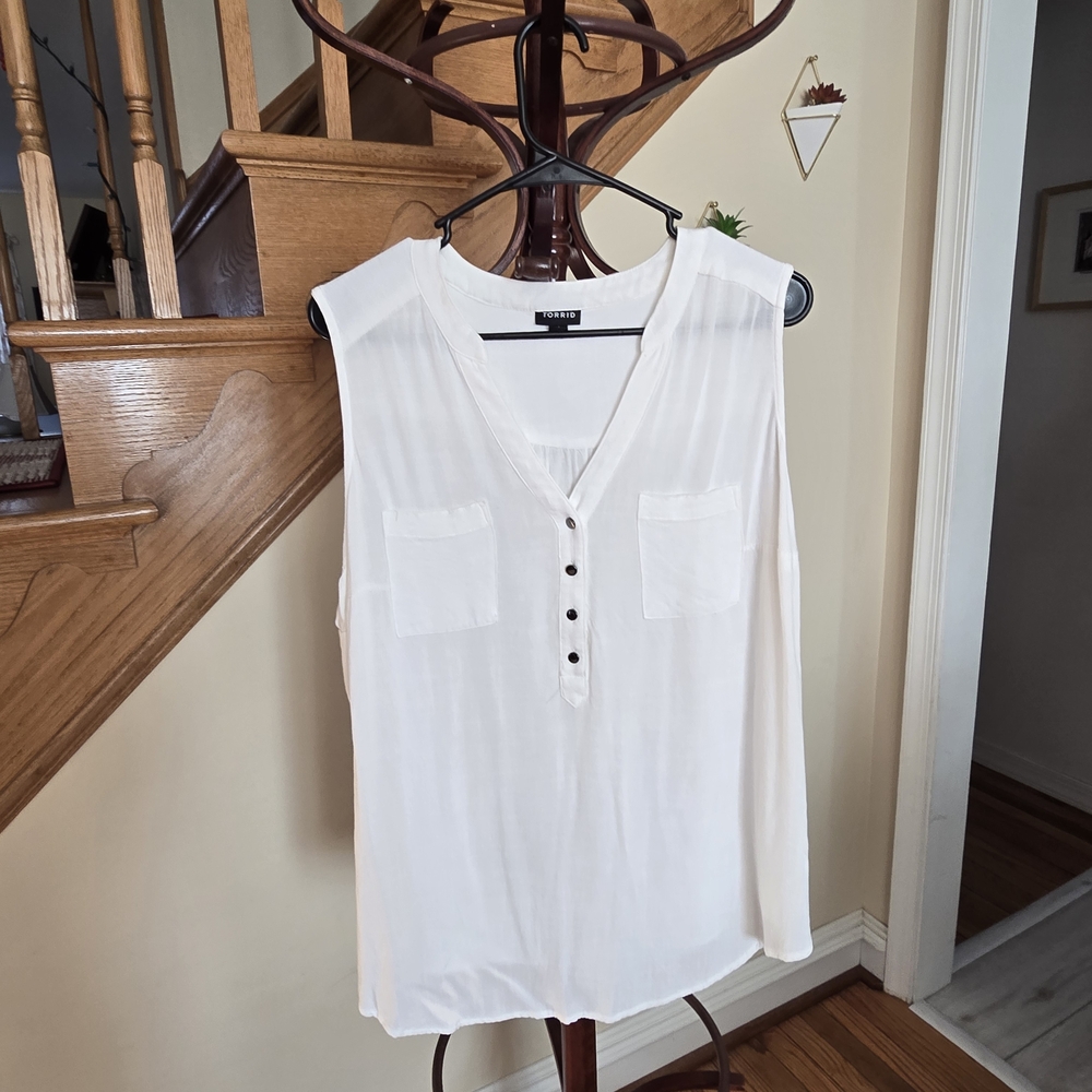 Chic White Sleeveless Blouse